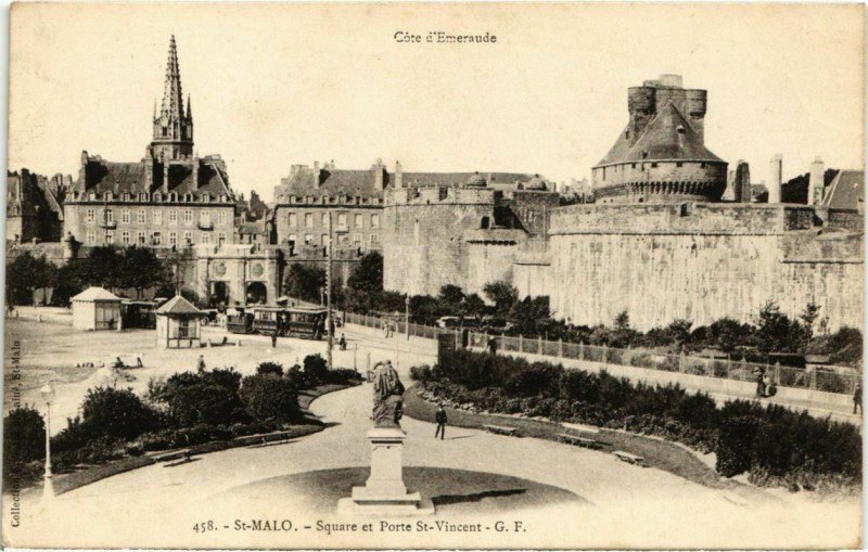Carte postale ancienne Saint-Malo Square et Porte St-Vincent France à Saint-Malo