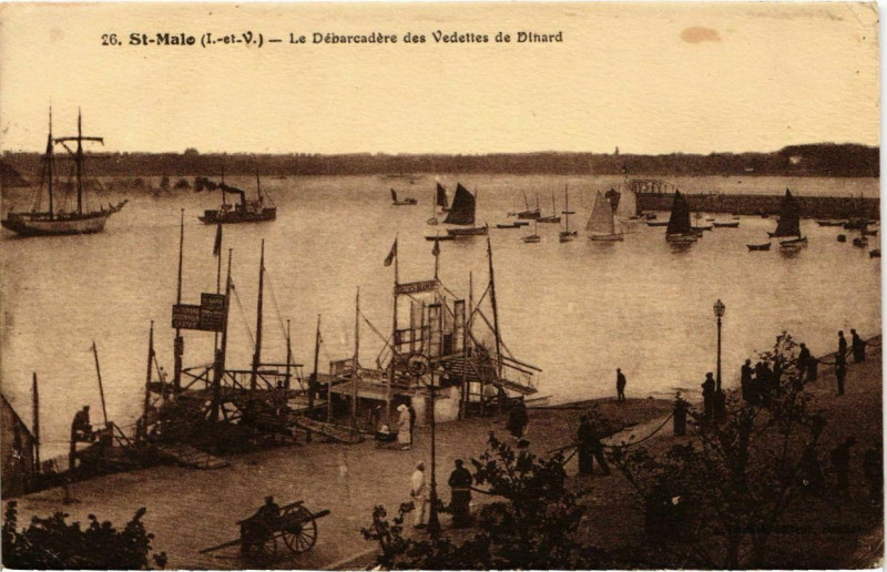Carte postale ancienne Saint-Malo Le Debarcadere des Vedettes France à Saint-Malo