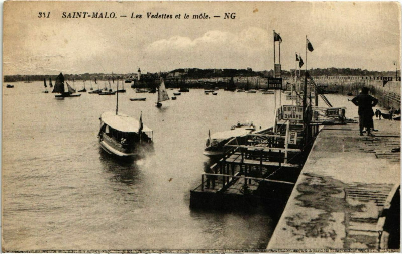 Carte postale ancienne Saint-Malo Les Vedettes et le mole France à Saint-Malo