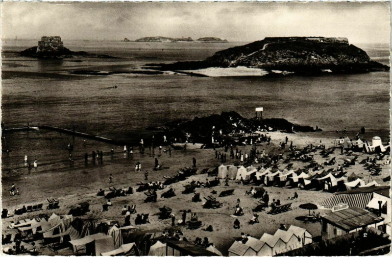 Carte postale ancienne Saint-Malo Plage de Bon Secours et ses Beys France à Saint-Malo