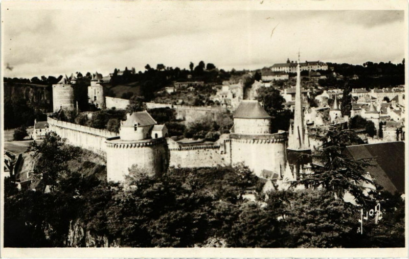 Carte postale ancienne Fougeres Les grosses tours France à Fougères