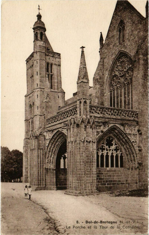 Carte postale ancienne Dol de Bretagne Le Porche et la Tour de la Cath France à Dol-de-Bretagne