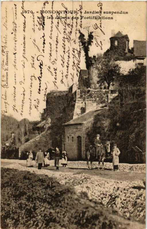 Carte postale ancienne Moncontour - Jardins suspendus sur les débris des Fortifications à Moncontour