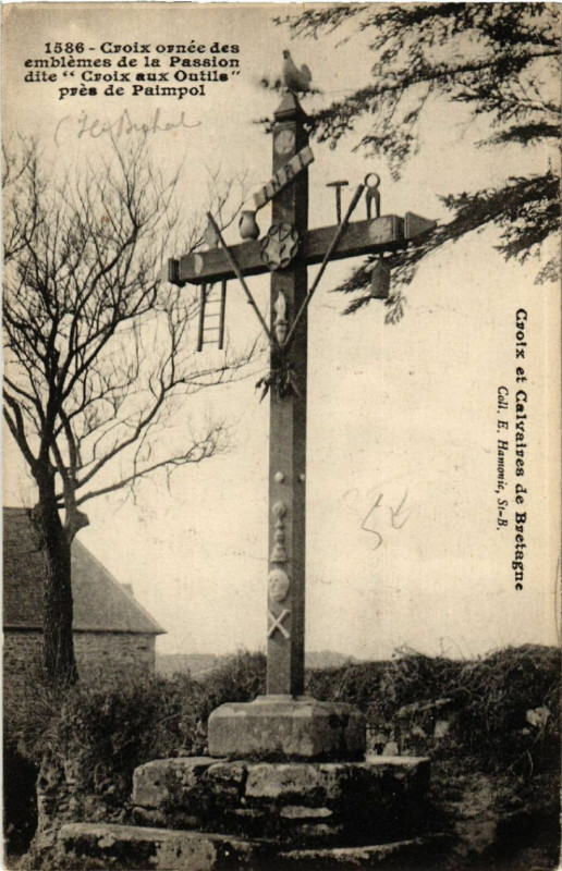 Carte postale ancienne Paimpol - Croix ornée des emblemes de la Passion à Paimpol