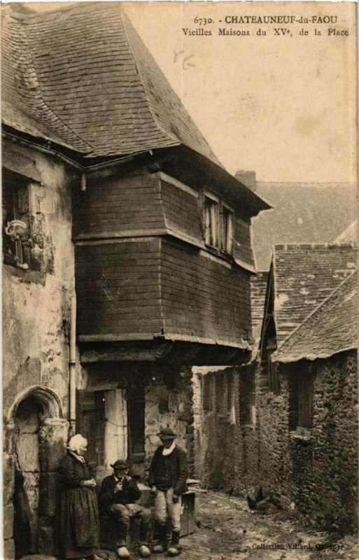 Carte postale ancienne Chateauneuf-du-Faou - Vieilles Maisons de la Place