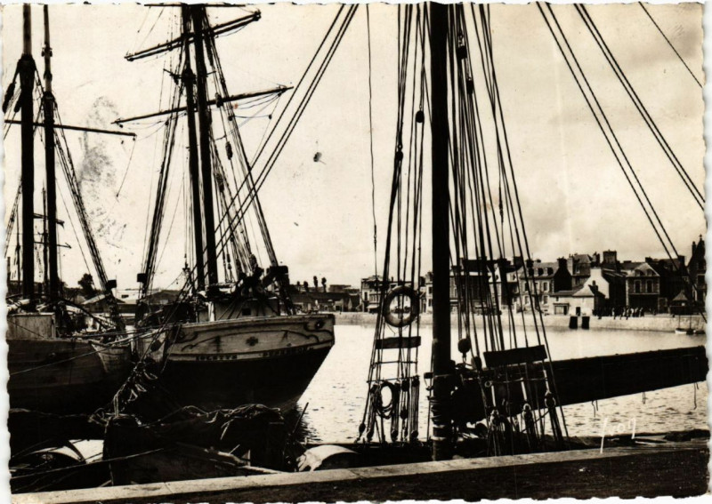 Carte postale ancienne Paimpol - Un coin du port et les voillers à Paimpol