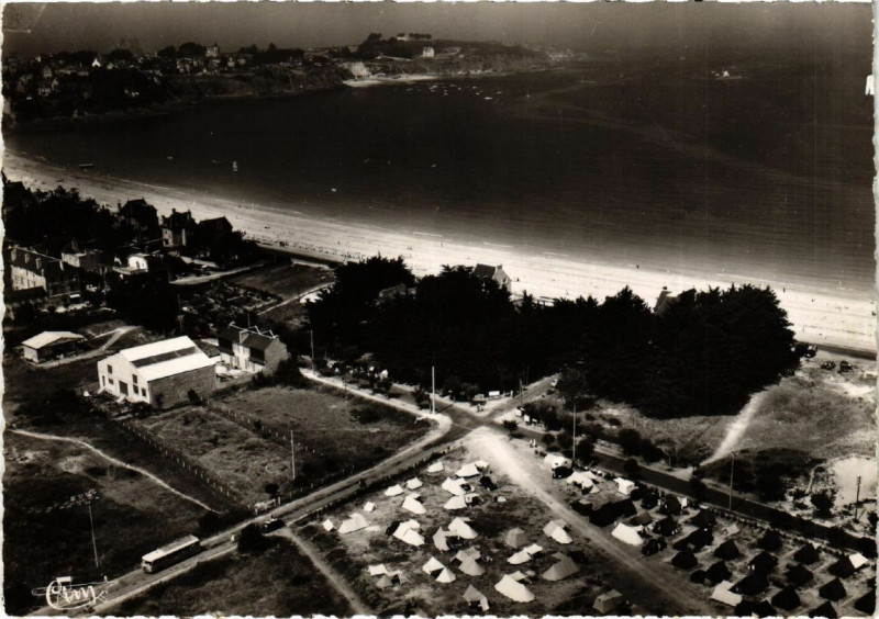 Carte postale ancienne Saint-Cast - Vue aérienne du Camping et la Pointe de L'Isle