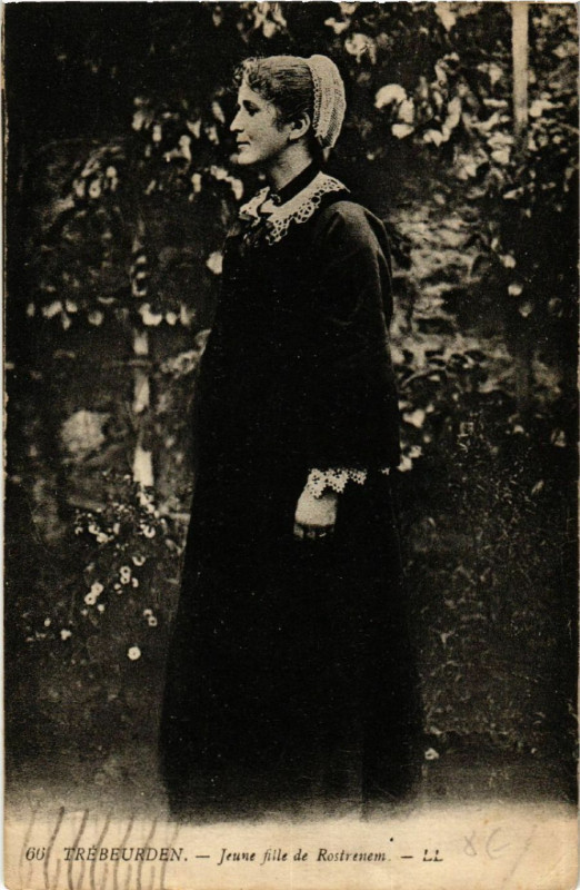 Carte postale ancienne Trebeurden - Jeune Fille de Rostrenem - Folklore - Type à Trébeurden