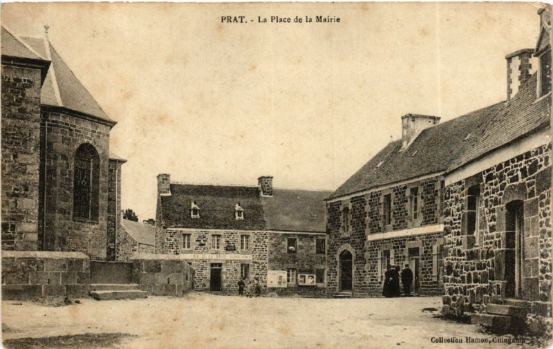 Carte postale ancienne Prat - La Place de la Mairie à Prat