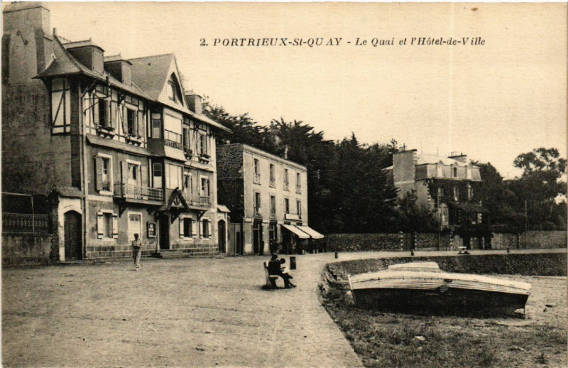 Carte postale ancienne Saint-Quay-Portrieux - Le Quai et l'Hotel-de-Ville à Saint-Quay-Portrieux