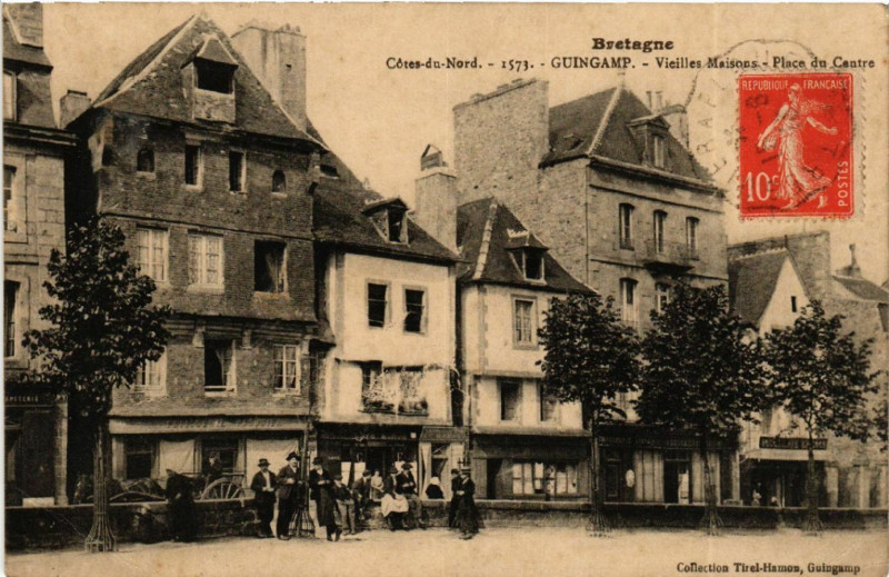 Carte postale ancienne Guingamp - Vieilles Maisons - Place du Centre à Guingamp