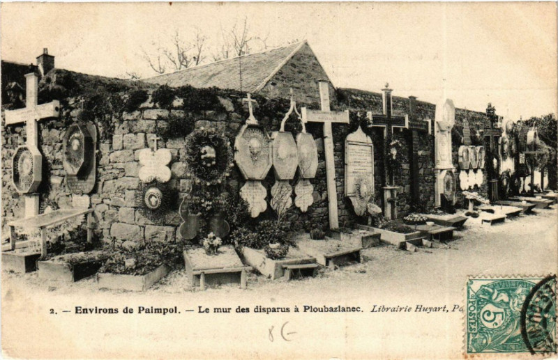 Carte postale ancienne Ploubazlanec - Env. de Paimpol - Le mur des disparus à Ploubazlanec