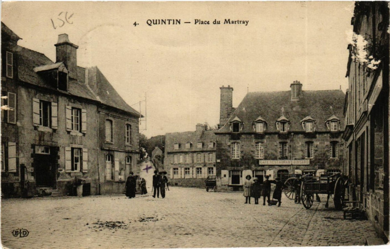 Carte postale ancienne Quintin - Place du Martray à Quintin