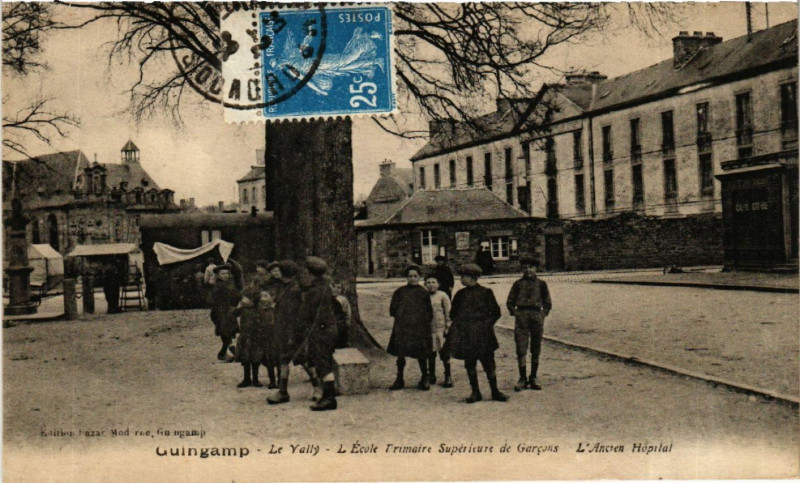 Carte postale ancienne Guingamp - Le Vally - L'Ecole Primaire Superieure de Garcons à Guingamp