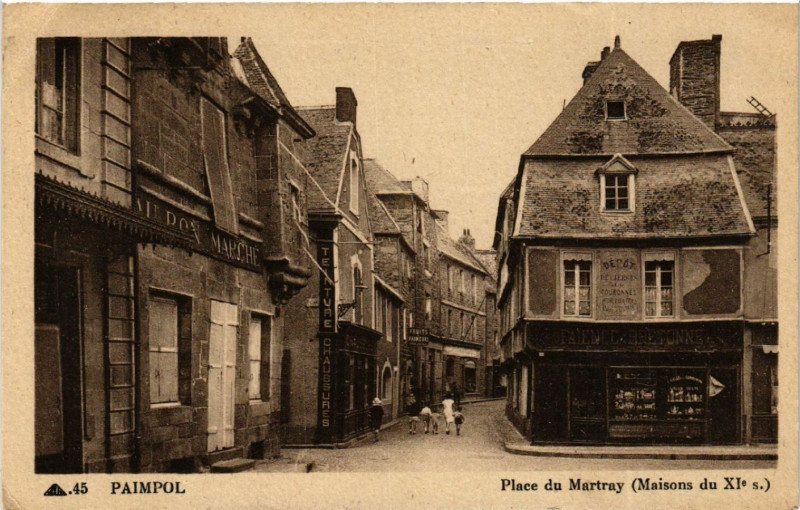 Carte postale ancienne Paimpol - Place du Martray à Paimpol
