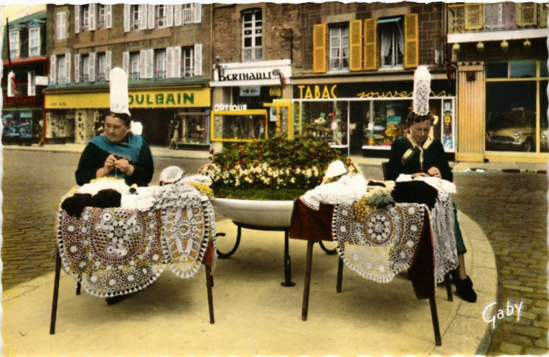 Carte postale ancienne Saint-Brieuc - Dentellieres au Travail - Rue Saint-Guillaume à Saint-Brieuc