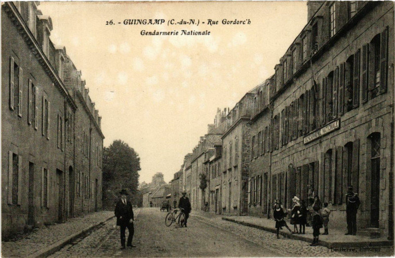 Carte postale ancienne Guingamp - Rue Gordorc'h - Gendarmerie Nationale à Guingamp