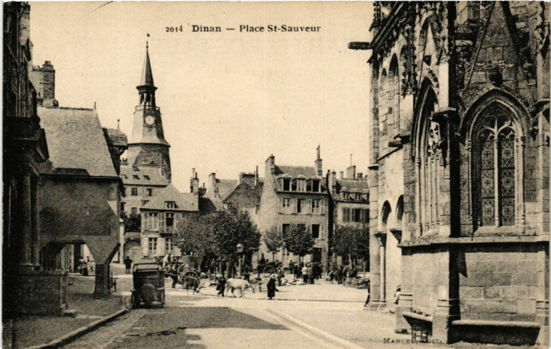 Carte postale ancienne Dinan - Place St-Sauveur à Dinan