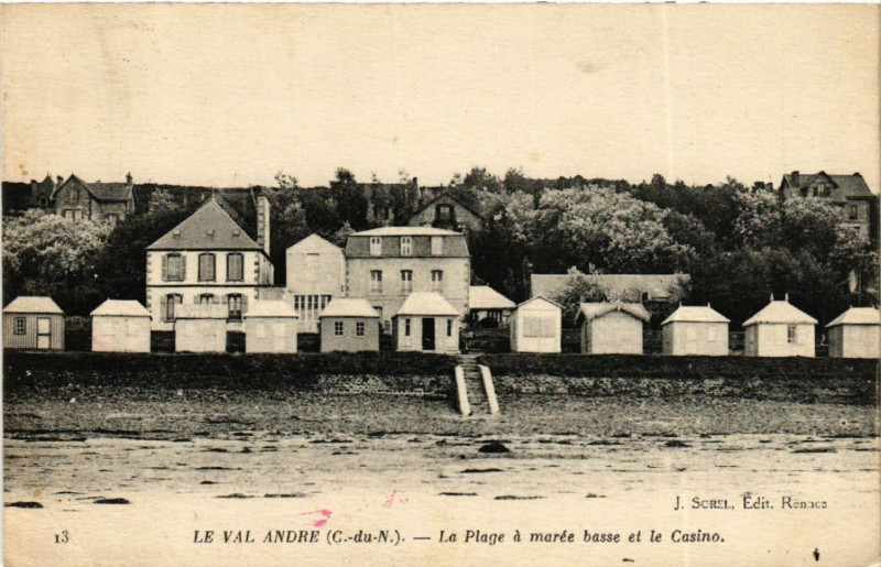 Carte postale ancienne Val-Andre - La Plage a marée basse et le Casino