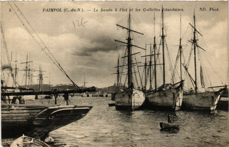 Carte postale ancienne Paimpol - Le Bassin a Flot et les Goélettes Islandaises à Paimpol