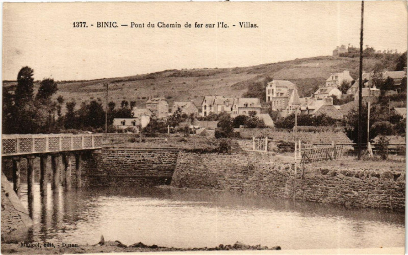 Carte postale ancienne Binic - Pont du Chemin de fer sur l'Ic - Villas