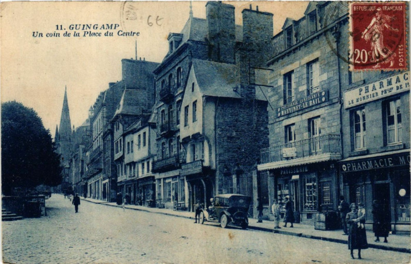 Carte postale ancienne Guingamp - Un coin de la Place du Centre à Guingamp