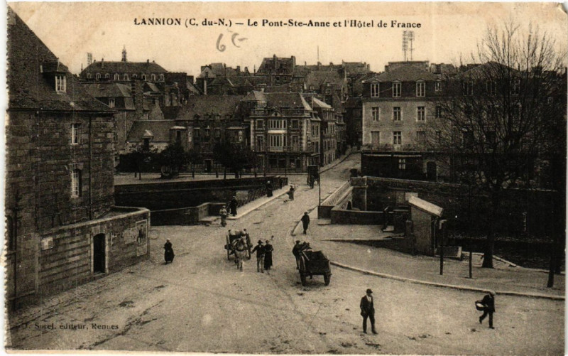 Carte postale ancienne Lannion - Le Pont-Ste-Anne et l'Hotel de France à Lannion