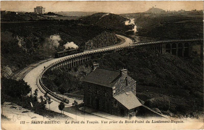 Carte postale ancienne Saint-Brieuc - Le Pont du Toupin - Vue prise du Rond-Point à Saint-Brieuc