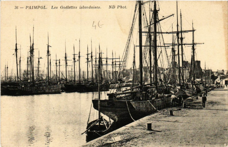 Carte postale ancienne Paimpol - Les Goélettes Islandaises à Paimpol