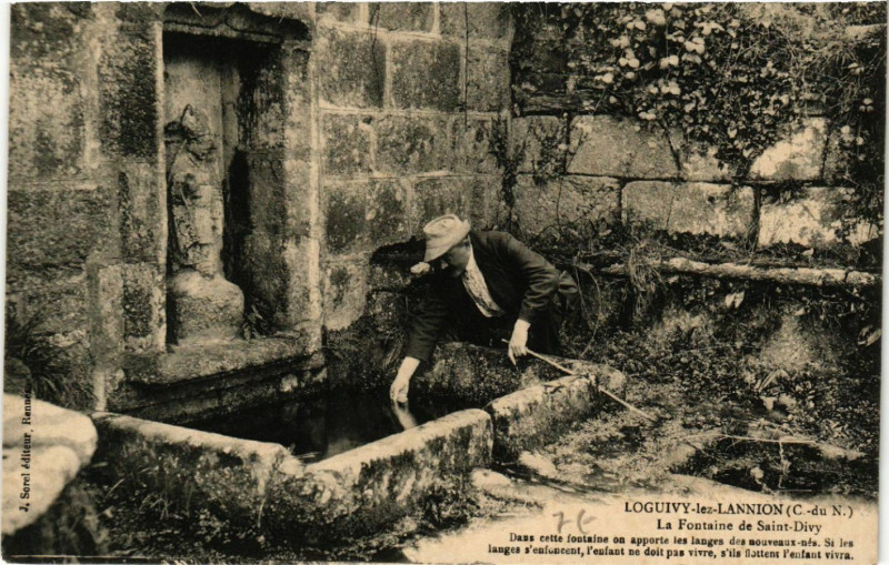 Carte postale ancienne Loguivy-lez-Lannion - La Fontaine de St-Divy à Lannion