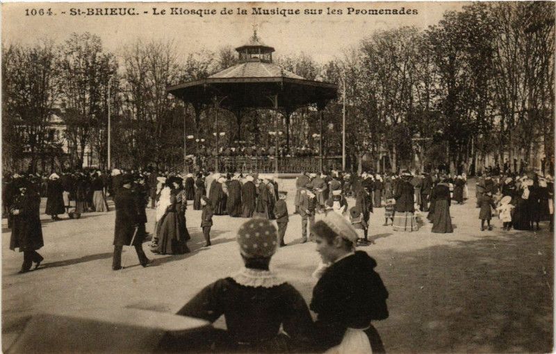 Carte postale ancienne Saint-Brieuc - Le Kiosque de la Musique sur les Promenades à Saint-Brieuc