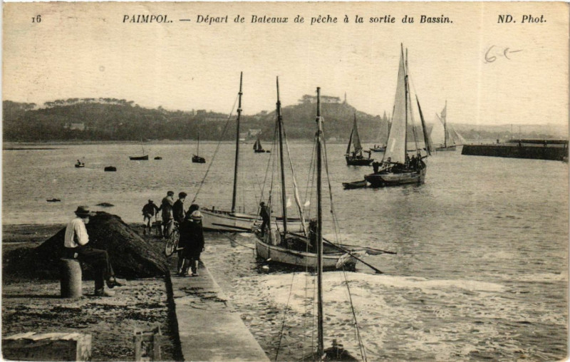 Carte postale ancienne Paimpol - Départ de Bateaux de Peche a la sortie au Bassin à Paimpol