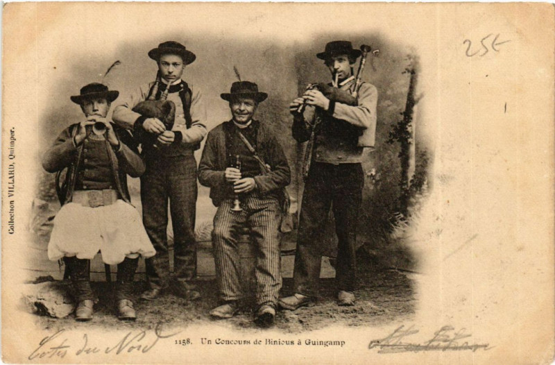 Carte postale ancienne Guingamp - Un Concours de Binious a Guingamp - Folklore à Guingamp