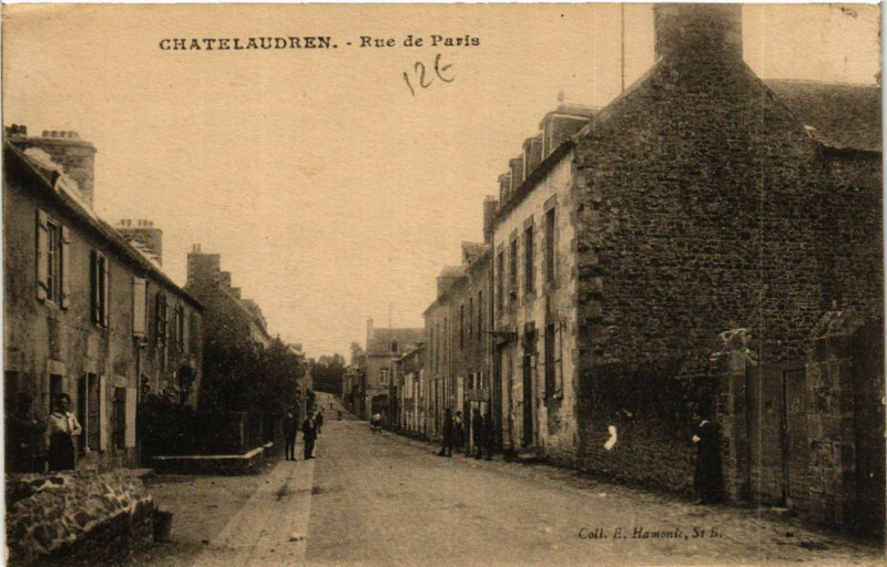 Carte postale ancienne Chatelaudren - Rue de Paris
