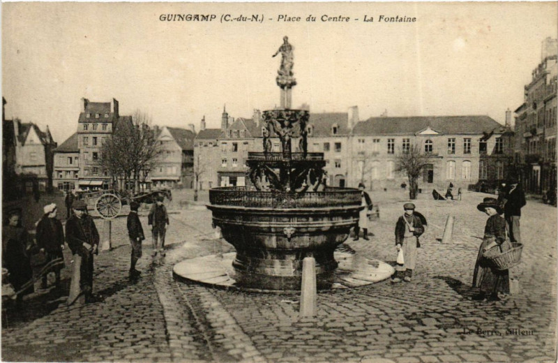 Carte postale ancienne Guingamp - Place du Centre - La Fontaine à Guingamp