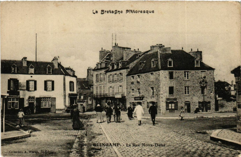 Carte postale ancienne Guingamp - La Rue N.-D. à Guingamp