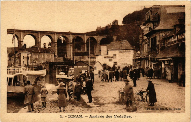 Carte postale ancienne Dinan - Arrivée des Vedettes à Dinan