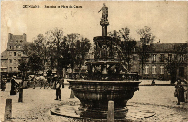 Carte postale ancienne Guingamp - Fontaine et Place du Centre à Guingamp