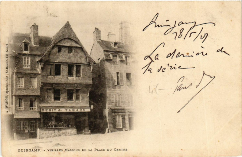 Carte postale ancienne Guingamp - Vieilles Maisons de la Place du Centre à Guingamp