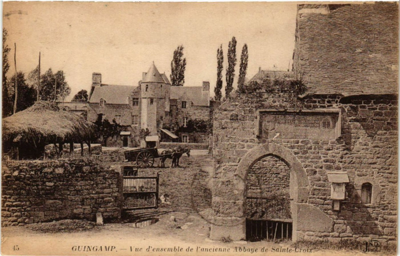 Carte postale ancienne Guingamp - Vue d'ensemble de l'ancienne Abbaye de Ste-Croix à Guingamp