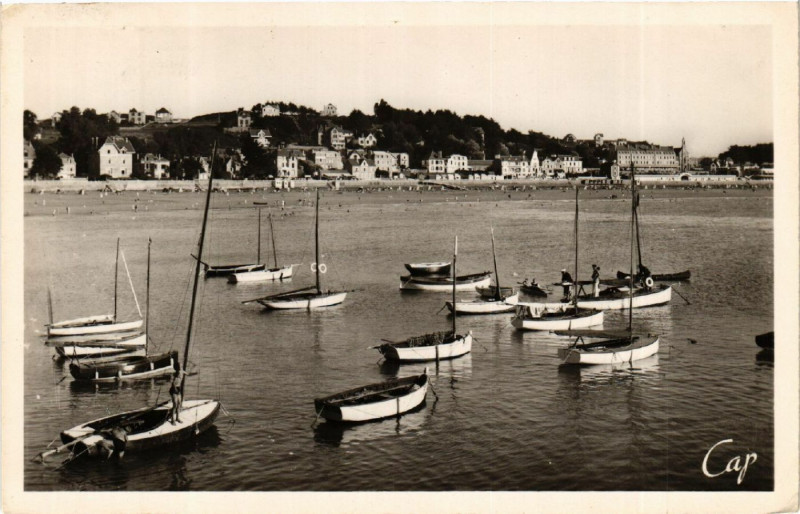 Carte postale ancienne Val-Andre - La Plage vue du Port