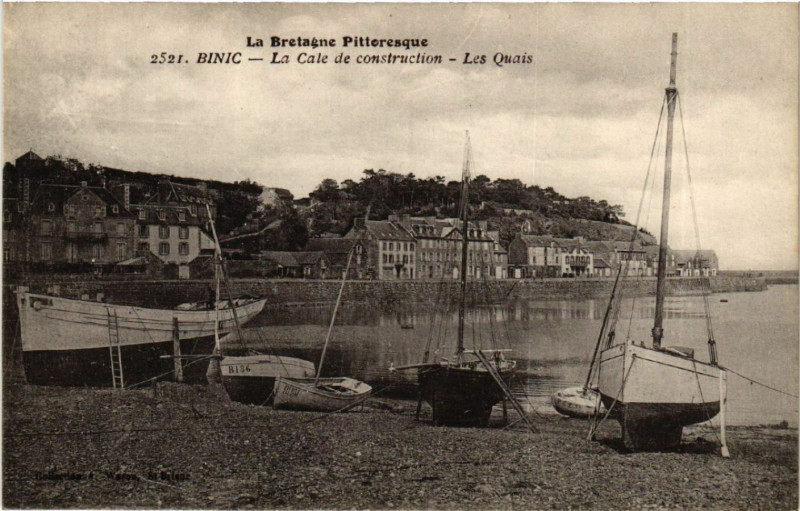 Carte postale ancienne Binic - La Cale de construction - Les Quais