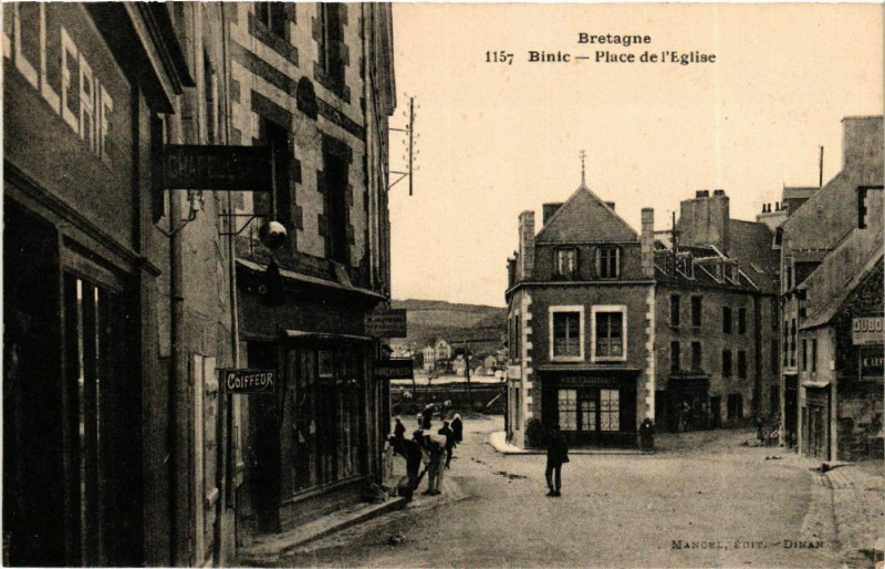 Carte postale ancienne Binic - Place de Eglise