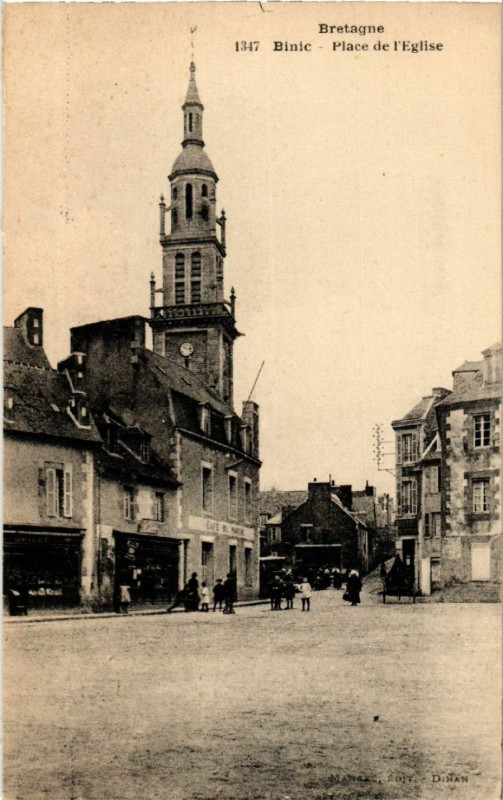 Carte postale ancienne Binic - Place de Eglise