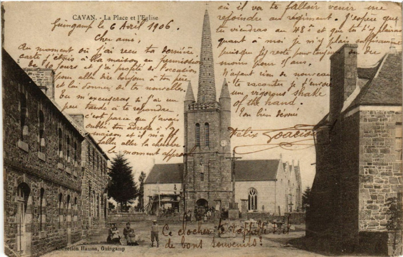 Carte postale ancienne Cavan - La Place et Eglise à Cavan