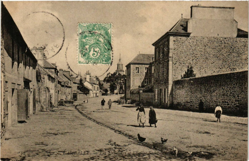 Carte postale ancienne Lamballe - Les Ursulines et l'EgliseSaint-Martin