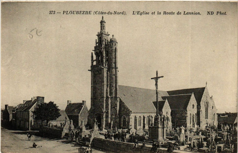 Carte postale ancienne Ploubezre - Eglise et la Route de Lannion à Ploubezre