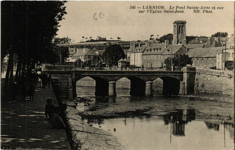 Carte postale ancienne Lannion - Le Pont Sainte-Anne et vue sur Eglise Saint-Jean à Lannion