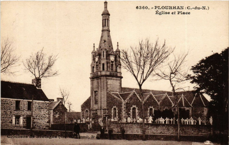 Carte postale ancienne Plourhan - Eglise et Place à Plourhan