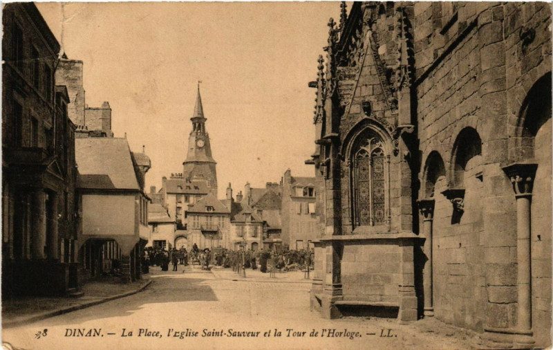 Carte postale ancienne Dinan - La Place - Eglise Saint-Sauveur et la Tour de l'Horloge à Dinan